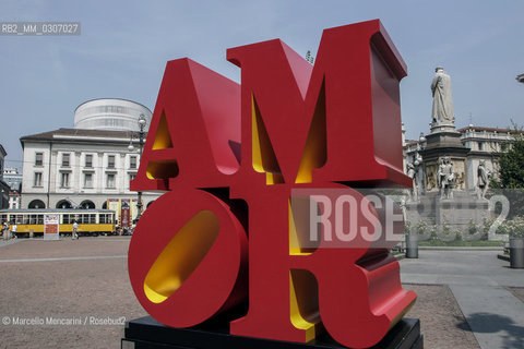 Spanish version of the sculpture Love by Robert Indiana (policrhrome aluminium, edition 2/5, Galerie Gmurzynska in Zurich) on show in piazza della Scala on occasion of the exhibition Robert Indiana in Milan at PAC, Padiglione di Arte Contemporanea (August 2008) / Versione spagnola della scultura Love di Robert Indiana (in alluminio policromo, Edizione 2/5, Galleria Gmurzynska di Zurigo) esposta in piazza della Scala in occasione della mostra Robert Indiana a Milano al PAC, Padiglione di Arte Contemporanea (agosto 2008) - ©Marcello Mencarini/Rosebud2