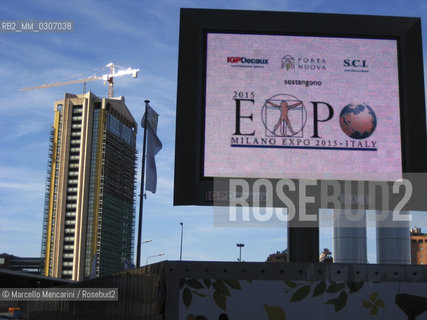 Milan, August 2008. Poster for Expo 2015 in front of one of the FS skyscrapers (State Railways headquarters) on cavalcavia Bussa, under renovation for the urban renewal plan Progetto Porta Nuova (Porta Nuova Project)  / Milano, agosto 2008. Poster per lExpo 2015 di fronte ad uno dei grattacieli FS sul cavalcavia Bussa, in fase di ristrutturazione per il piano di rinnovamento urbano Progetto Porta Nuova - ©Marcello Mencarini/Rosebud2