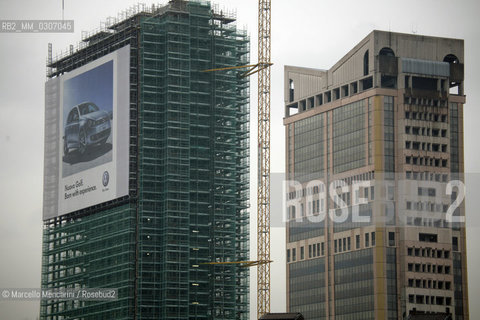 Milan, Dicember 2008. Renovation of one of the FS skyscrapers (State Railways headquarters) on cavalcavia Bussa / Milano, dicembre 2008. Ristrutturazione di uno dei grattacieli FS sul cavalcavia Bussa - ©Marcello Mencarini/Rosebud2