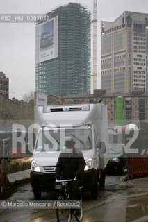 Milan, December 2008. One of the two Towers of Italian Railway on the overbridge Bussa in restoration for Expo 2015. Built in the eighties (the first in 1985, the second in 1994) for the Italian Railways, they have been designed by architects Laura Lazzari and Giancarlo Perrotta / Milano, dicembre 2008. Una delle due Torri FS Garibaldi sul Cavalcavia Bussa in restauro per lExpo del 2015. Sorte negli anni ottanta (la prima nel 1985 la seconda nel 1994) per le Ferrovie dello Stato, sono state progettate dagli architetti Laura Lazzari e Giancarlo Perrotta - ©Marcello Mencarini/Rosebud2