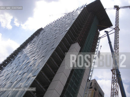 Milan, June 2009. Renovation of one of the FS skyscrapers (State Railways headquarters) on cavalcavia Bussa / Milano, giugno 2009. Ristrutturazione di uno dei grattacieli FS sul cavalcavia Bussa - ©Marcello Mencarini/Rosebud2