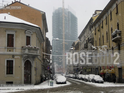 Milan, January 2009. Renovation of one of the FS Skyscrapers (State Railways headquarters) on the cavalcavia Bussa, view from via Borsieri in the Isola district / Milano, gennaio 2009. Ristrutturazione di uno dei grattacieli FS sul cavalcavia Bussa, visto da via Borsieri, nel quartiere Isola - ©Marcello Mencarini/Rosebud2