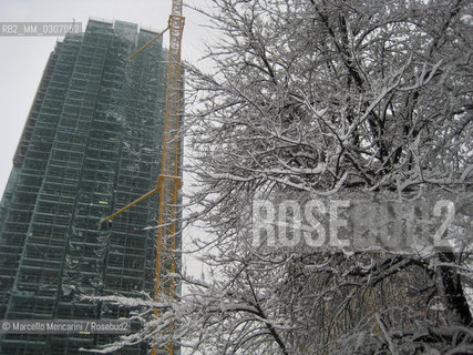 Milan, January 2009. Renovation of one of the FS Skyscrapers (State Railways headquarters) on cavalcavia Bussa / Milano, gennaio 2009. Ristrutturazione di uno dei grattacieli FS sul cavalcavia Bussa - ©Marcello Mencarini/Rosebud2