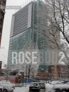 Milan, January 2009. Renovation of one of the FS Skyscrapers (State Railways headquarters) on cavalcavia Bussa / Milano, gennaio 2009. Ristrutturazione di uno dei grattacieli FS sul cavalcavia Bussa - ©Marcello Mencarini/Rosebud2