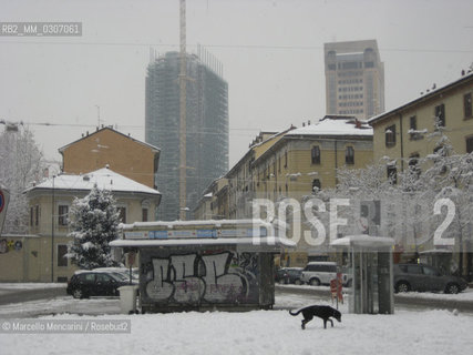 Milan, January 2009. Piazza Minniti, in the Isola district, after a snowfall. In the background: the FS Skyscrapers (State Railways headquarters) on cavalcavia Bussa / Milano, gennaio 2009. Piazza Minniti, nel quartiere Isola, dopo una nevicata. Sullo sfondo: i grattacieli FS sul cavalcavia Bussa - ©Marcello Mencarini/Rosebud2