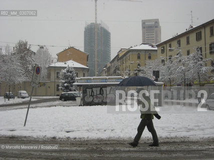Milan, January 2009. Piazza Minniti, in the Isola district, after a snowfall. In the background: the FS Skyscrapers (State Railways headquarters) on cavalcavia Bussa / Milano, gennaio 2009. Piazza Minniti, nel quartiere Isola, dopo una nevicata. Sullo sfondo: i grattacieli FS sul cavalcavia Bussa - ©Marcello Mencarini/Rosebud2
