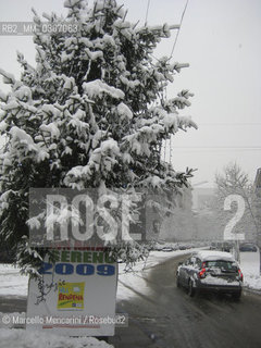 Milan, January 2009. Piazza Minniti, in the Isola district, after a snowfall / Milano, gennaio 2009. Piazza Minniti, nel quartiere Isola, dopo una nevicata - ©Marcello Mencarini/Rosebud2