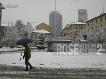 Milan, January 2009. Piazza Minniti, in the Isola district, after a snowfall. In the background: the FS Skyscrapers (State Railways headquarters) on cavalcavia Bussa / Milano, gennaio 2009. Piazza Minniti, nel quartiere Isola, dopo una nevicata. Sullo sfondo: i grattacieli FS sul cavalcavia Bussa - ©Marcello Mencarini/Rosebud2