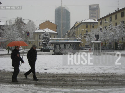 Milan, January 2009. Piazza Minniti, in the Isola district, after a snowfall. In the background: the FS Skyscrapers (State Railways headquarters) on cavalcavia Bussa / Milano, gennaio 2009. Piazza Minniti, nel quartiere Isola, dopo una nevicata. Sullo sfondo: i grattacieli FS sul cavalcavia Bussa - ©Marcello Mencarini/Rosebud2