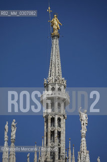 Recently restored statue of the Virgin Mary called la Madonnina on the main spire of the Milan Cathedral (August 2008) / Statua appena restaurata della Madonnina sulla guglia maggiore del duomo di Milano (agosto 2008) - ©Marcello Mencarini/Rosebud2