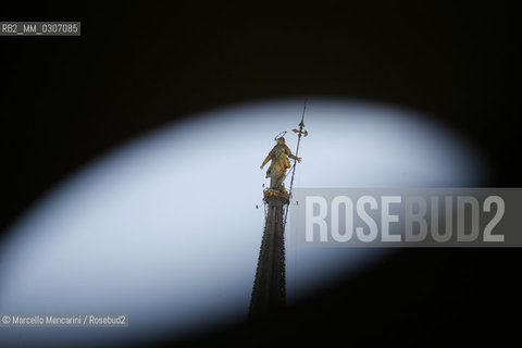 Statue of the Virgin Mary called la Madonnina on the main spire of the Milan Cathedral (August 2008) / Statua della Madonnina sulla guglia maggiore del duomo di Milano (agosto 2008) - ©Marcello Mencarini/Rosebud2