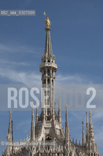 Recently restored statue of the Virgin Mary called la Madonnina on the main spire of the Milan Cathedral (August 2008) / Statua appena restaurata della Madonnina sulla guglia maggiore del duomo di Milano (agosto 2008) - ©Marcello Mencarini/Rosebud2