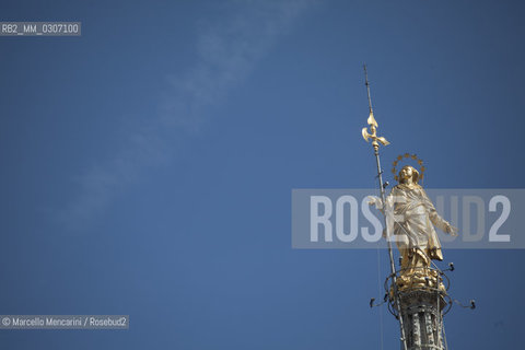 Recently restored statue of the Virgin Mary called la Madonnina on the main spire of the Milan Cathedral (August 2008) / Statua appena restaurata della Madonnina sulla guglia maggiore del duomo di Milano (agosto 2008) - ©Marcello Mencarini/Rosebud2
