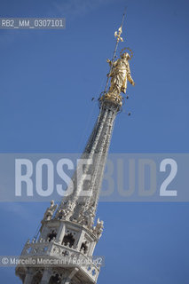 Recently restored statue of the Virgin Mary called la Madonnina on the main spire of the Milan Cathedral (August 2008) / Statua appena restaurata della Madonnina sulla guglia maggiore del duomo di Milano (agosto 2008) - ©Marcello Mencarini/Rosebud2