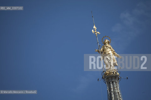 Recently restored statue of the Virgin Mary called la Madonnina on the main spire of the Milan Cathedral (August 2008) / Statua appena restaurata della Madonnina sulla guglia maggiore del duomo di Milano (agosto 2008) - ©Marcello Mencarini/Rosebud2