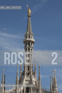 Recently restored statue of the Virgin Mary called la Madonnina on the main spire of the Milan Cathedral (August 2008) / Statua appena restaurata della Madonnina sulla guglia maggiore del duomo di Milano (agosto 2008) - ©Marcello Mencarini/Rosebud2