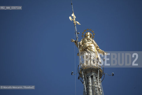 Recently restored statue of the Virgin Mary called la Madonnina on the main spire of the Milan Cathedral (August 2008) / Statua appena restaurata della Madonnina sulla guglia maggiore del duomo di Milano (agosto 2008) - ©Marcello Mencarini/Rosebud2