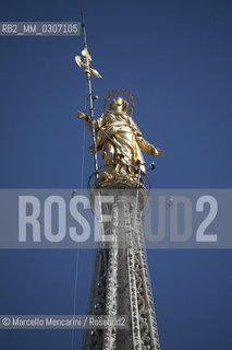 Recently restored statue of the Virgin Mary called la Madonnina on the main spire of the Milan Cathedral (August 2008) / Statua appena restaurata della Madonnina sulla guglia maggiore del duomo di Milano (agosto 2008) - ©Marcello Mencarini/Rosebud2