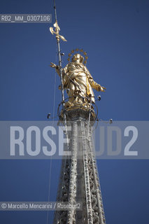 Recently restored statue of the Virgin Mary called la Madonnina on the main spire of the Milan Cathedral (August 2008) / Statua appena restaurata della Madonnina sulla guglia maggiore del duomo di Milano (agosto 2008) - ©Marcello Mencarini/Rosebud2