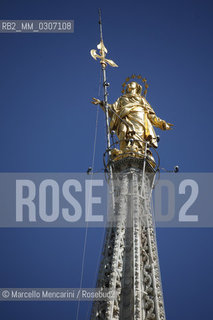 Recently restored statue of the Virgin Mary called la Madonnina on the main spire of the Milan Cathedral (August 2008) / Statua appena restaurata della Madonnina sulla guglia maggiore del duomo di Milano (agosto 2008) - ©Marcello Mencarini/Rosebud2