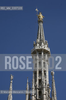 Recently restored statue of the Virgin Mary called la Madonnina on the main spire of the Milan Cathedral (August 2008) / Statua appena restaurata della Madonnina sulla guglia maggiore del duomo di Milano (agosto 2008) - ©Marcello Mencarini/Rosebud2