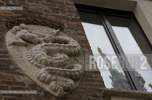 Coat of arms of the Duchy of Milan on an outside wall of the Milan Cathedral (2008) / Stemma del Ducato di Milano su una parete esterna del Duomo di Milano (2008) - ©Marcello Mencarini/Rosebud2