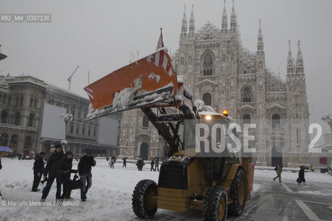 Milan, January 2009. Facade of the Milan Cathedral after a snowfall / Milano, gennaio 2009. Facciata del Duomo di Milano dopo una nevicata - ©Marcello Mencarini/Rosebud2