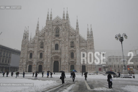 Milan, January 2009. Facade of the Milan Cathedral after a snowfall / Milano, gennaio 2009. Facciata del Duomo di Milano dopo una nevicata - ©Marcello Mencarini/Rosebud2