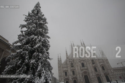 Milan, January 2009. Facade of the Milan Cathedral after a snowfall / Milano, gennaio 2009. Facciata del Duomo di Milano dopo una nevicata - ©Marcello Mencarini/Rosebud2