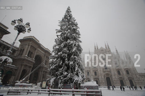 Milan, January 2009. Facade of the Milan Cathedral after a snowfall / Milano, gennaio 2009. Facciata del Duomo di Milano dopo una nevicata - ©Marcello Mencarini/Rosebud2