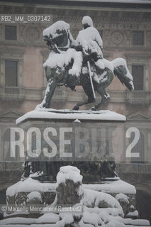 Milan, January 2009. Monument to King Vittorio Emanuele II of Italy in Piazza Duomo after a snowfall / Milano, gennaio 2009. Il monumento a Vittorio Emanuele II in piazza Duomo dopo una nevicata  - ©Marcello Mencarini/Rosebud2