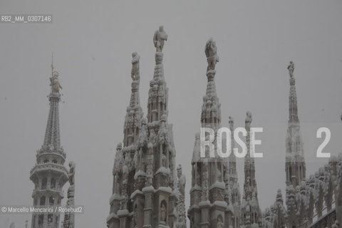 Spiers of the Milan Cathedral after a snowfall (January 2009) / Guglie del Duomo di Milano dopo una nevicata (gennaio 2009) - ©Marcello Mencarini/Rosebud2