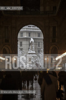 Milan, January 2009. Monument to Leonardo da Vinci in Piazza della Scala view from the Galleria Vittorio Emanuele II after a snowfall / Milano, gennaio 2009. Il monumento a Leonardo da Vinci visto dalla Galleria Vittorio Emanuele II dopo una nevicata - ©Marcello Mencarini/Rosebud2