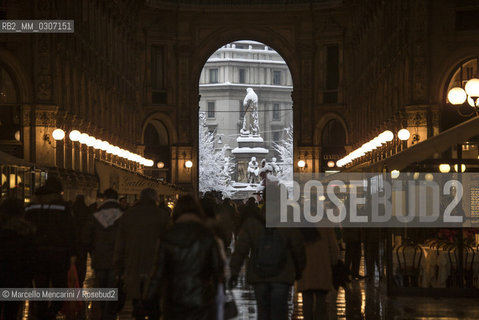 Milan, January 2009. Monument to Leonardo da Vinci in Piazza della Scala view from the Galleria Vittorio Emanuele II after a snowfall / Milano, gennaio 2009. Il monumento a Leonardo da Vinci visto dalla Galleria Vittorio Emanuele II dopo una nevicata - ©Marcello Mencarini/Rosebud2