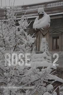 Milan, January 2009. Monument to Leonardo da Vinci in Piazza della Scala after a snowfall / Milano, gennaio 2009. Il monumento a Leonardo da Vinci dopo una nevicata - ©Marcello Mencarini/Rosebud2