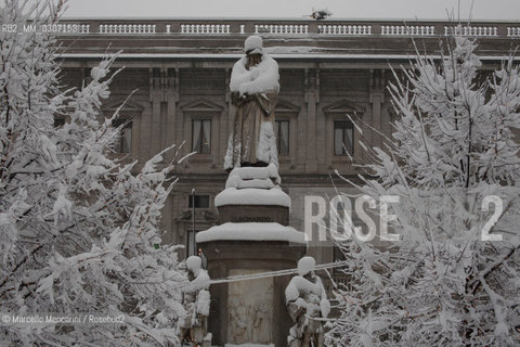Milan, January 2009. Monument to Leonardo da Vinci in Piazza della Scala after a snowfall / Milano, gennaio 2009. Il monumento a Leonardo da Vinci dopo una nevicata - ©Marcello Mencarini/Rosebud2