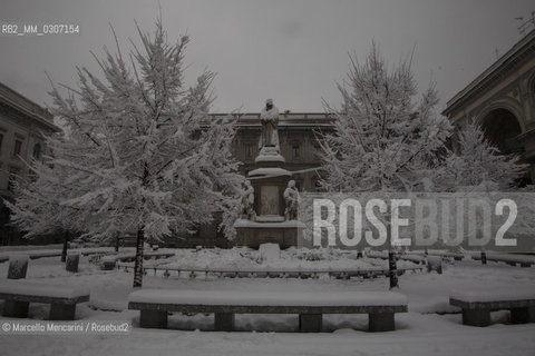 Milan, January 2009. Piazza della Scala after a snowfall / milano, gennaio 2009. Piazza della Scala dopo una nevicata - ©Marcello Mencarini/Rosebud2