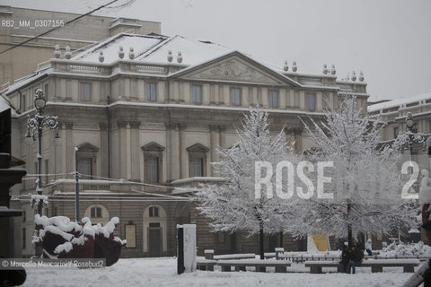 Milan, January 2009. La Scala Theater after a snowfall / Milano, gennaio 2009. Il Teatro alla Scala dopo una nevicata - ©Marcello Mencarini/Rosebud2