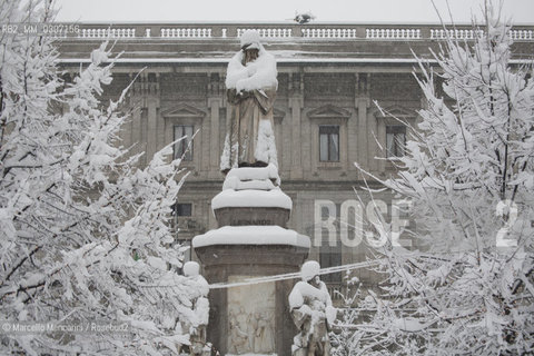 Milan, January 2009. Monument to Leonardo da Vinci in Piazza della Scala after a snowfall / Milano, gennaio 2009. Il monumento a Leonardo da Vinci dopo una nevicata - ©Marcello Mencarini/Rosebud2
