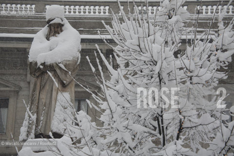 Milan, January 2009. Monument to Leonardo da Vinci in Piazza della Scala after a snowfall / Milano, gennaio 2009. Il monumento a Leonardo da Vinci dopo una nevicata - ©Marcello Mencarini/Rosebud2