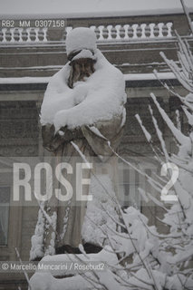 Milan, January 2009. Monument to Leonardo da Vinci in Piazza della Scala after a snowfall / Milano, gennaio 2009. Il monumento a Leonardo da Vinci dopo una nevicata - ©Marcello Mencarini/Rosebud2