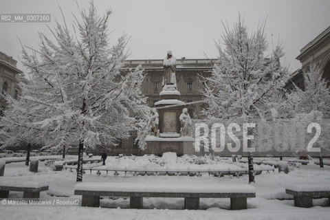 Milan, January 2009. Piazza della Scala after a snowfall / Milano, gennaio 2009. Piazza della Scala dopo una nevicata - ©Marcello Mencarini/Rosebud2