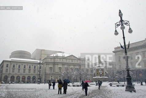 Milan,  January 2006. Piazza della Scala after a snowfall / Milano, gennaio 2006. Piazza della Scala dopo una nevicata - ©Marcello Mencarini/Rosebud2