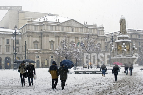 Milan,  January 2006. Piazza della Scala after a snowfall / Milano, gennaio 2006. Piazza della Scala dopo una nevicata - ©Marcello Mencarini/Rosebud2
