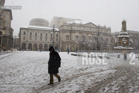 Milan,  January 2006. Piazza della Scala after a snowfall / Milano, gennaio 2006. Piazza della Scala dopo una nevicata - ©Marcello Mencarini/Rosebud2