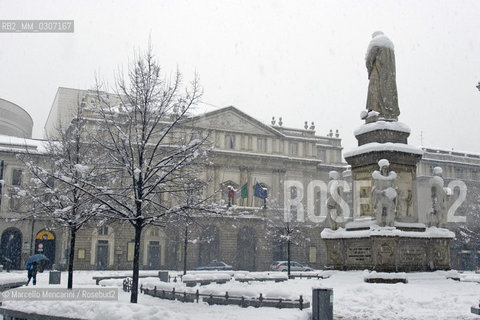 Milan,  January 2006. Piazza della Scala after a snowfall / Milano, gennaio 2006. Piazza della Scala dopo una nevicata - ©Marcello Mencarini/Rosebud2