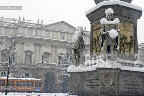 Milan,  January 2006. Piazza della Scala after a snowfall / Milano, gennaio 2006. Piazza della Scala dopo una nevicata - ©Marcello Mencarini/Rosebud2