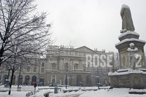 Milan,  January 2006. Piazza della Scala after a snowfall / Milano, gennaio 2006. Piazza della Scala dopo una nevicata - ©Marcello Mencarini/Rosebud2