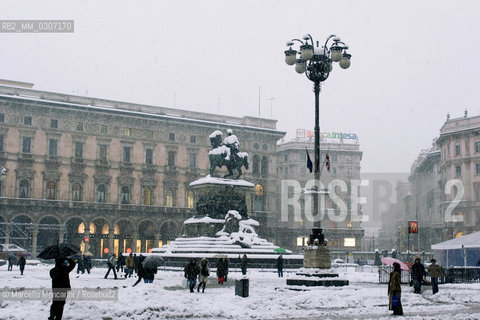Milan,  January 2006. Piazza Duomo during a snowfall / Milano, gennaio 2006. Piazza Duomo durante una nevicata - ©Marcello Mencarini/Rosebud2