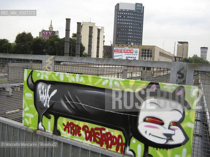 Milan, May 5, 2008. RebelArt, exhibition of graffiti and street art during the Rebelot el suc de Milan (the suk of Milan) urban fair of self-production, recycling and creativity at Cavalcavia Bussa, in the Isola district / Milano, Cavalcavia Bussa, 5 maggio 2008. RebelArt, esibizione di graffiti e street art durante il Rebelot el suk de Milan (il suk di Milano), fiera metropolitana delle autoproduzioni, del riciclo e dellingegno sul Cavalcavia Eugenio Bussa, nel quartiere Isola - ©Marcello Mencarini/Rosebud2